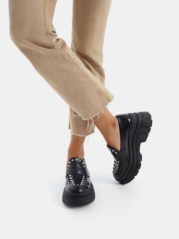 Chaussure basse Bershka en noir : devant