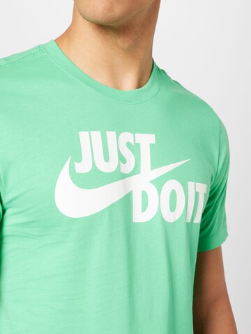 Nike Sportswear Regular Fit T-Shirt 'Swoosh' in Grün