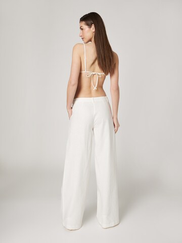 Loosefit Pantaloni con pieghe 'Valeria' di LENI KLUM x ABOUT YOU in bianco