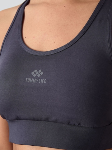 Top sportivo di Tommy Life in grigio