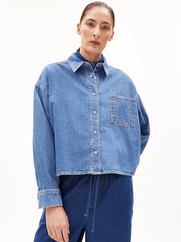 Chemisier 'Nalaani' ARMEDANGELS en bleu : devant