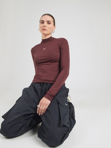 Tricou de la Nike Sportswear pe roșu: față