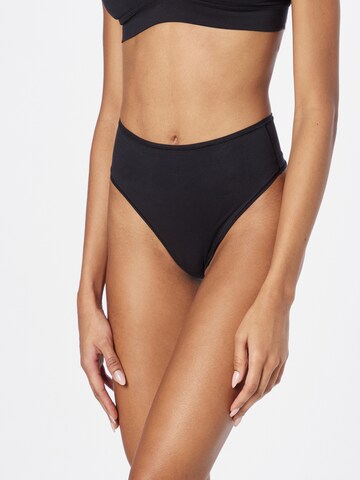 ETAM String in Black: front