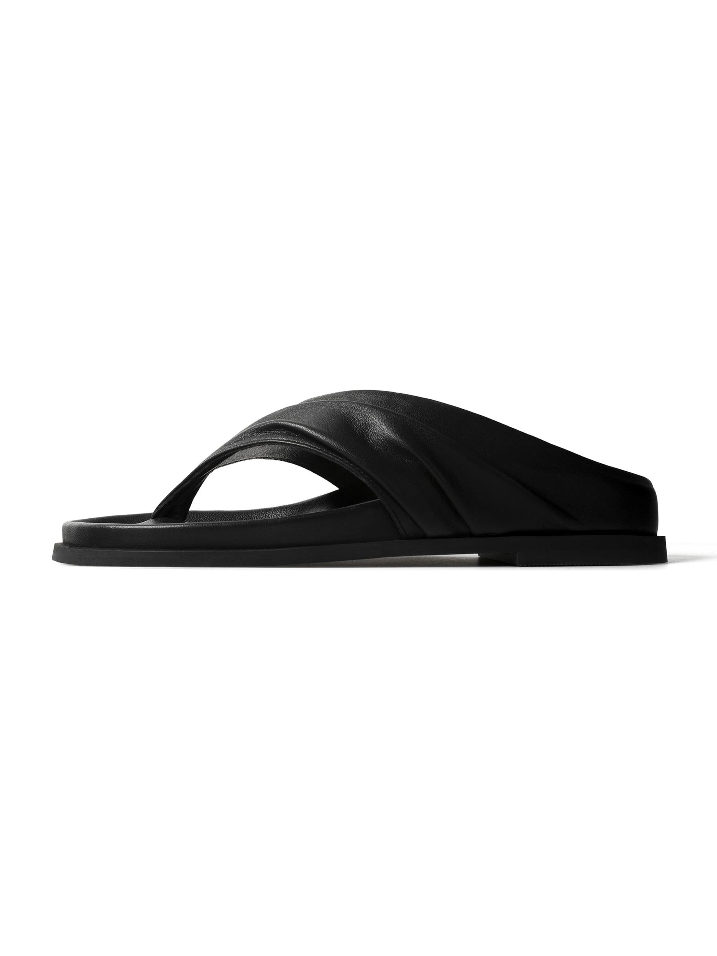 L37 HANDMADE SHOES - Sandalias de dedo 'WHERE THE LIGHT BEGINS' en negro: frente