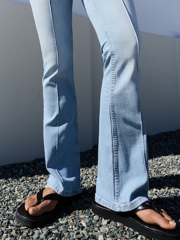 Bershka Boot cut Jeans in Blue