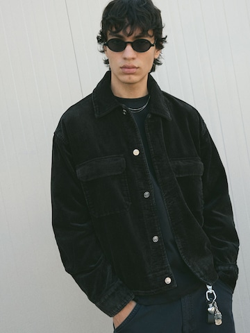 Bershka Kurtka przejściowa w kolorze czarny: przód