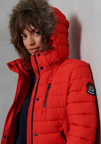 Manteau d’hiver 'Fuji' Superdry en rouge