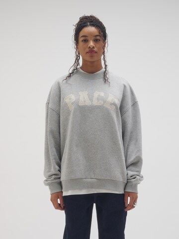 Pacemaker Sweatshirt 'Karim' (GOTS) in Grau: predná strana