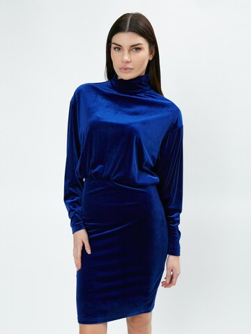Abito di Influencer in blu: frontale