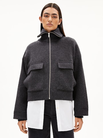ARMEDANGELS Strickjacke JOANIAAS in Grau: Vorderseite