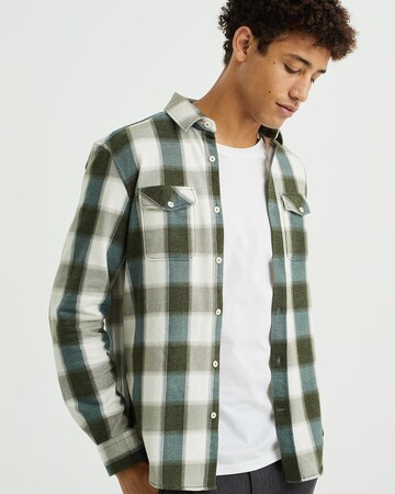 WE Fashion - Ajuste regular Camisa en verde: frente