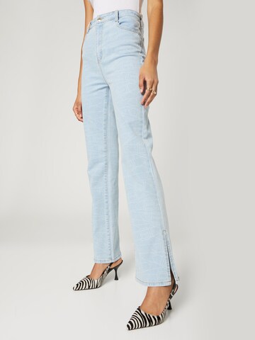 Hoermanseder x About You Flared Jeans 'Evelyn' in Blue: front