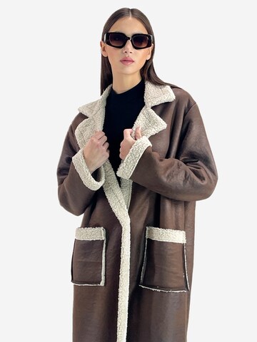 Elara Janker in Braun