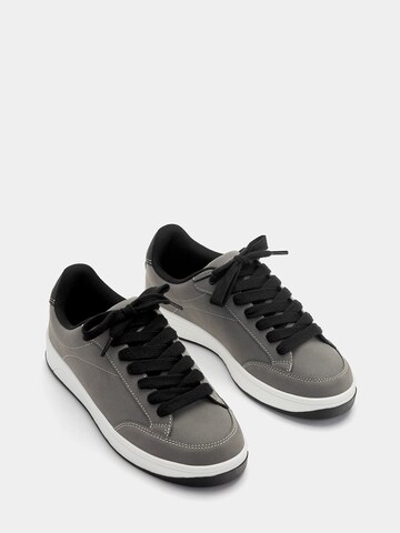 Pull&Bear Sneaker in Grau