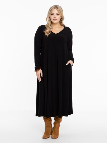 Yoek Kleid in Schwarz