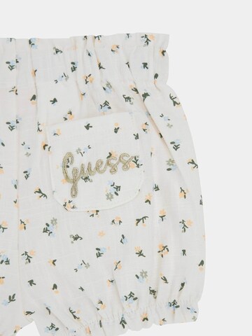 GUESS Set: Fischerhut, T-Shirt und Shorts in Weiß