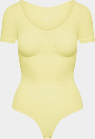 cfab (formerly creamy fabrics) - Body moldeador 'T-Shirt Bodysuit Sculpting Shapewear mit String' en amarillo: frente