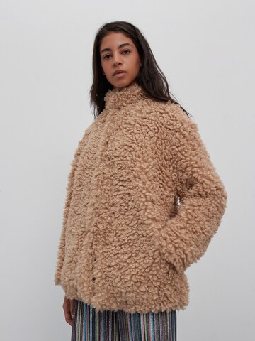 EDITED Tussenjas 'Mani' in Beige: voorkant