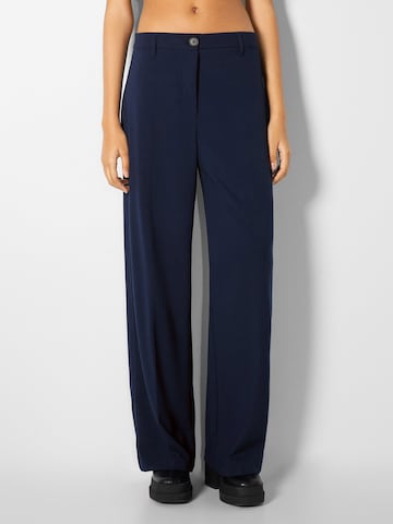 Bershka Wide leg Trousers with creases in Blue: front