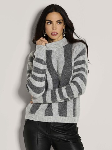MADELEINE Pullover in Grau: Vorderseite