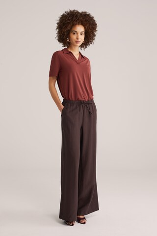 WE Fashion Loosefit Housut värissä ruskea