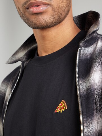 Iriedaily T-Shirt 'Pizza Slice' in Schwarz