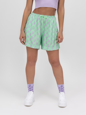 UNFOLLOWED x ABOUT YOU - Loosefit Pantalón 'NO SLEEP' en verde: frente