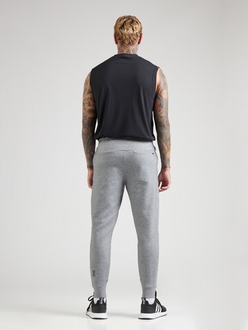 On Tapered Broek in Grijs