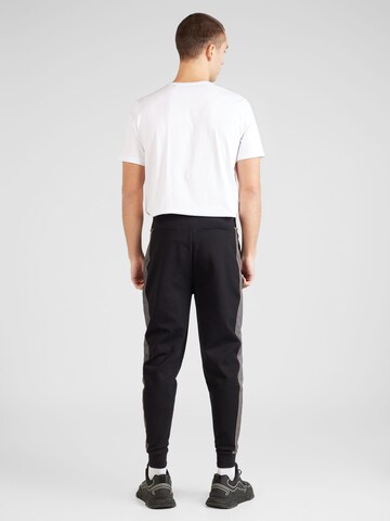 Tapered Pantaloni de la BOSS pe negru