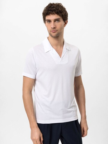 Tricou de la Antioch pe alb