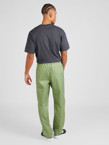 Nike Sportswear Ohlapna forma Hlače 'CLUB' | zelena barva