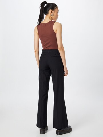 Flared Pantaloni con piega frontale 'Kendall' di WEEKDAY in nero