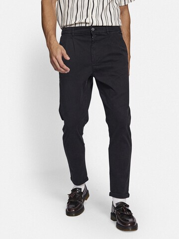 Redefined Rebel Regular Pleat-front trousers 'Jacko' in Black: front
