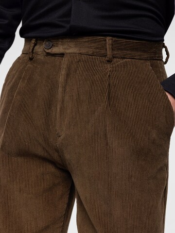 Antioch Tapered Pleat-front trousers in Brown