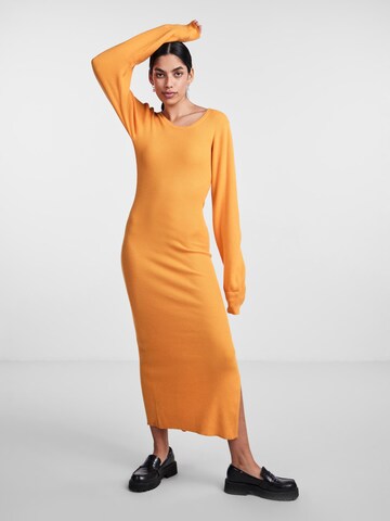 PIECES Stickad klänning 'DICTE' i orange: framsida
