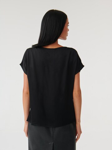 Camicia da donna 'OMA' di TATUUM in nero