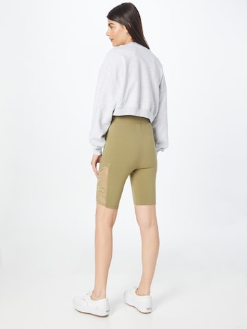 Urban Classics Skinny Shorts in Grün