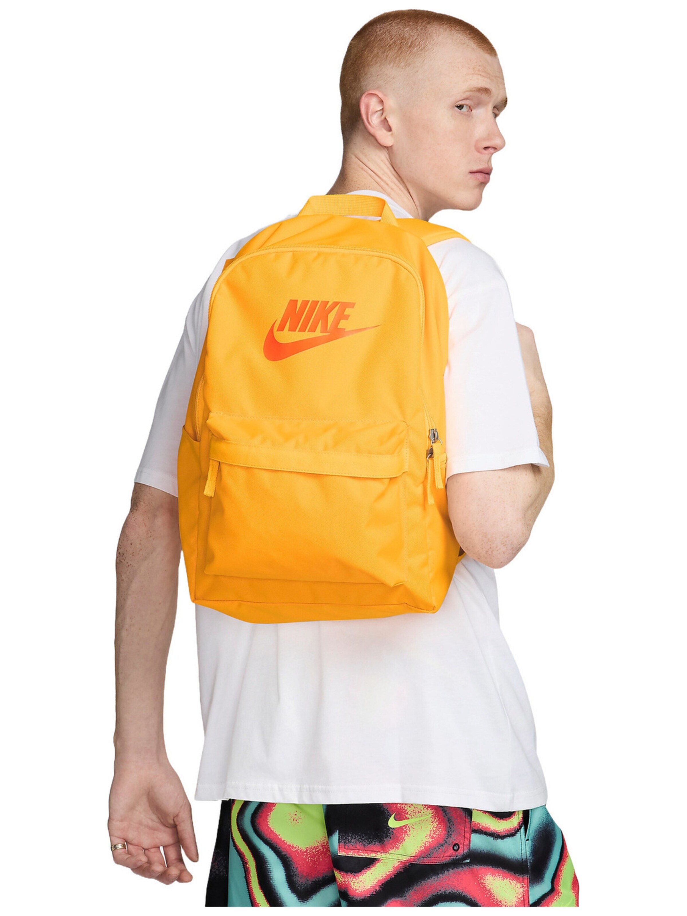 NIKE Rugzak 'Nike Heritage 25L' in Oranje: voorkant