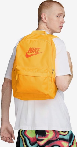 NIKE Rucksack 'Nike Heritage 25L' in Orange: Vorderseite