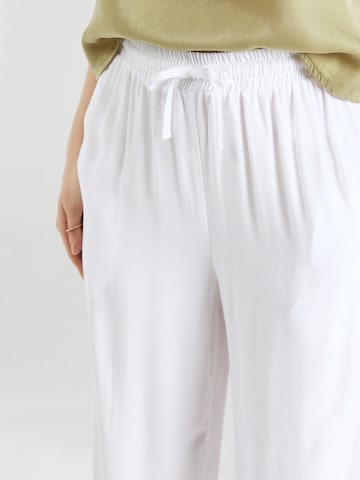 MYLAVIE - Perna larga Calças em branco