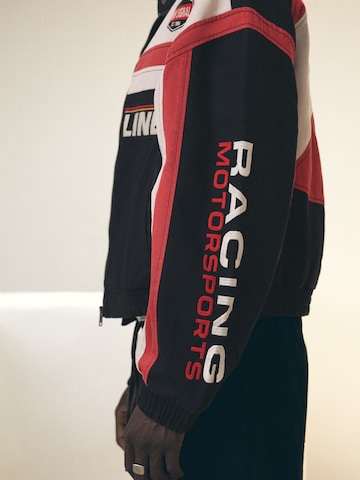 Geacă de primăvară-toamnă de la Bershka pe negru