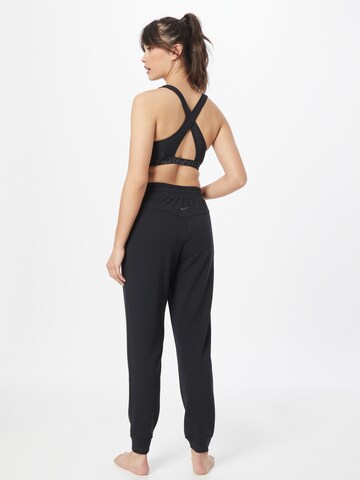 Effilé Pantalon de sport NIKE en noir