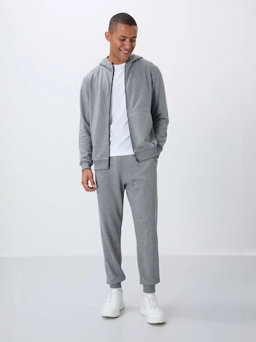 Tommy Life Joggingpak in Grijs: voorkant