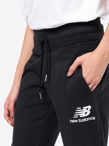 new balance Zwężany krój Spodnie 'Essentials' w kolorze czarny