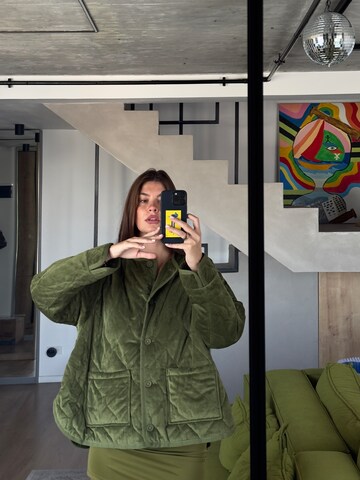 ABOUT YOU x Laura Giurcanu Between-season jacket in Green
