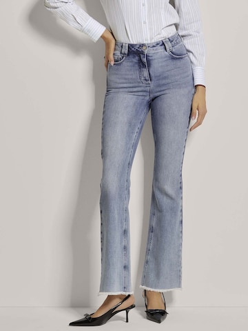 MADELEINE Flared Jeans in Blauw: voorkant