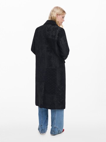 Cappotto invernale di Desigual in nero