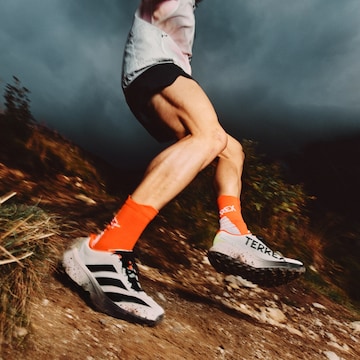 ADIDAS TERREX - Sapatilha de corrida 'Agravic 4' em branco