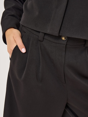 Tamaris Regular Broek 'Bermuda' in Zwart