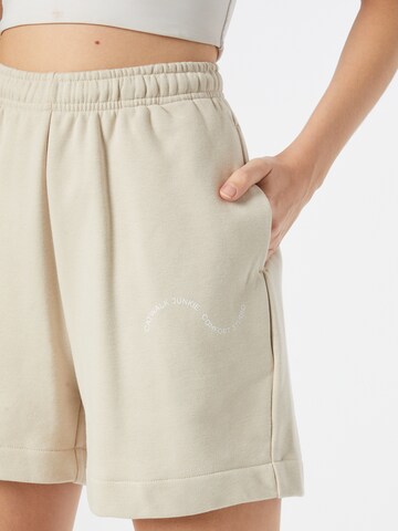 Comfort Studio by Catwalk Junkie - Loosefit Pantalón 'SH TAKE IT EASY' en beige